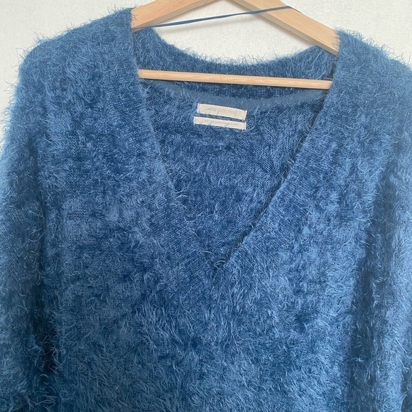UO FUZZY BLUE OVERSIZED V-NECK SWEATER SIZE SMALL - Picture 2 of 4